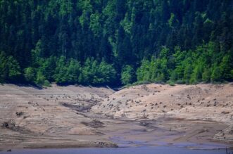 Nakon 22 godine isušeno Lokvarsko jezero, dno skriva ostatke potopljenog naselja Nakon 22 godine isušeno Lokvarsko jezero, dno skriva ostatke potopljenog naselja