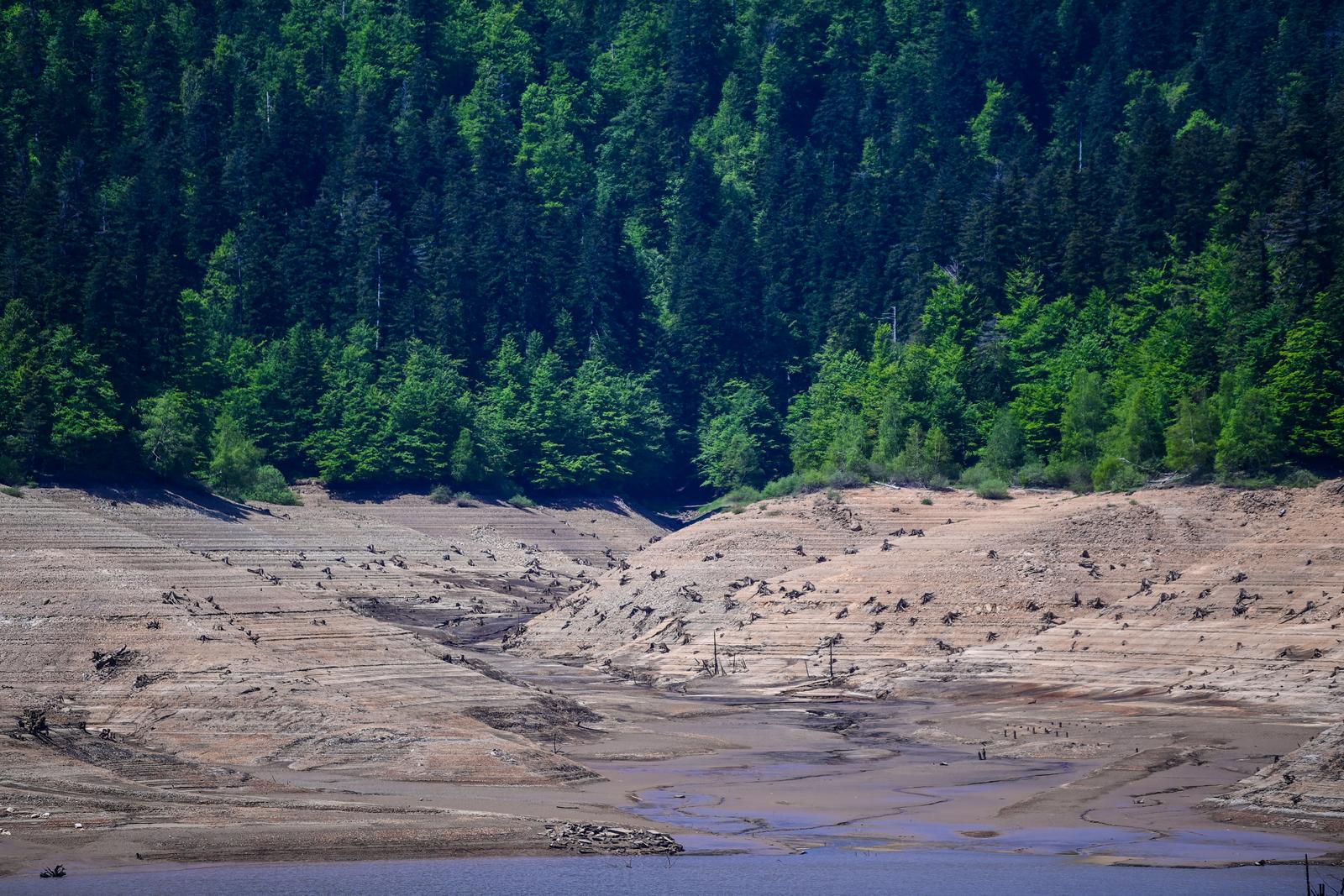Nakon 22 godine isušeno Lokvarsko jezero, dno skriva ostatke potopljenog naselja Nakon 22 godine isušeno Lokvarsko jezero, dno skriva ostatke potopljenog naselja