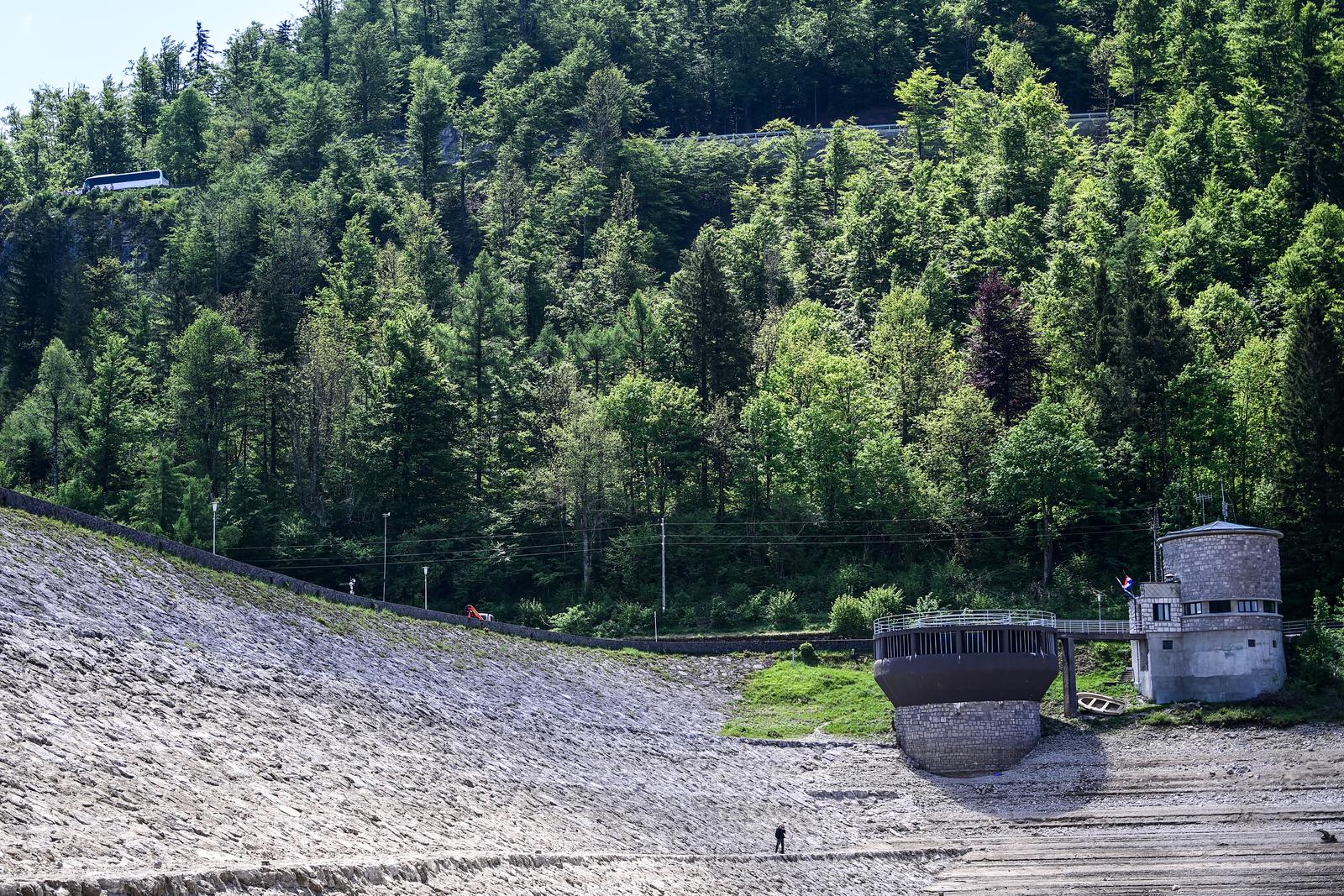 Nakon 22 godine isušeno Lokvarsko jezero, dno skriva ostatke potopljenog naselja Nakon 22 godine isušeno Lokvarsko jezero, dno skriva ostatke potopljenog naselja