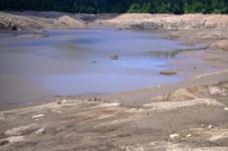 Nakon 22 godine isušeno Lokvarsko jezero, dno skriva ostatke potopljenog naselja Nakon 22 godine isušeno Lokvarsko jezero, dno skriva ostatke potopljenog naselja
