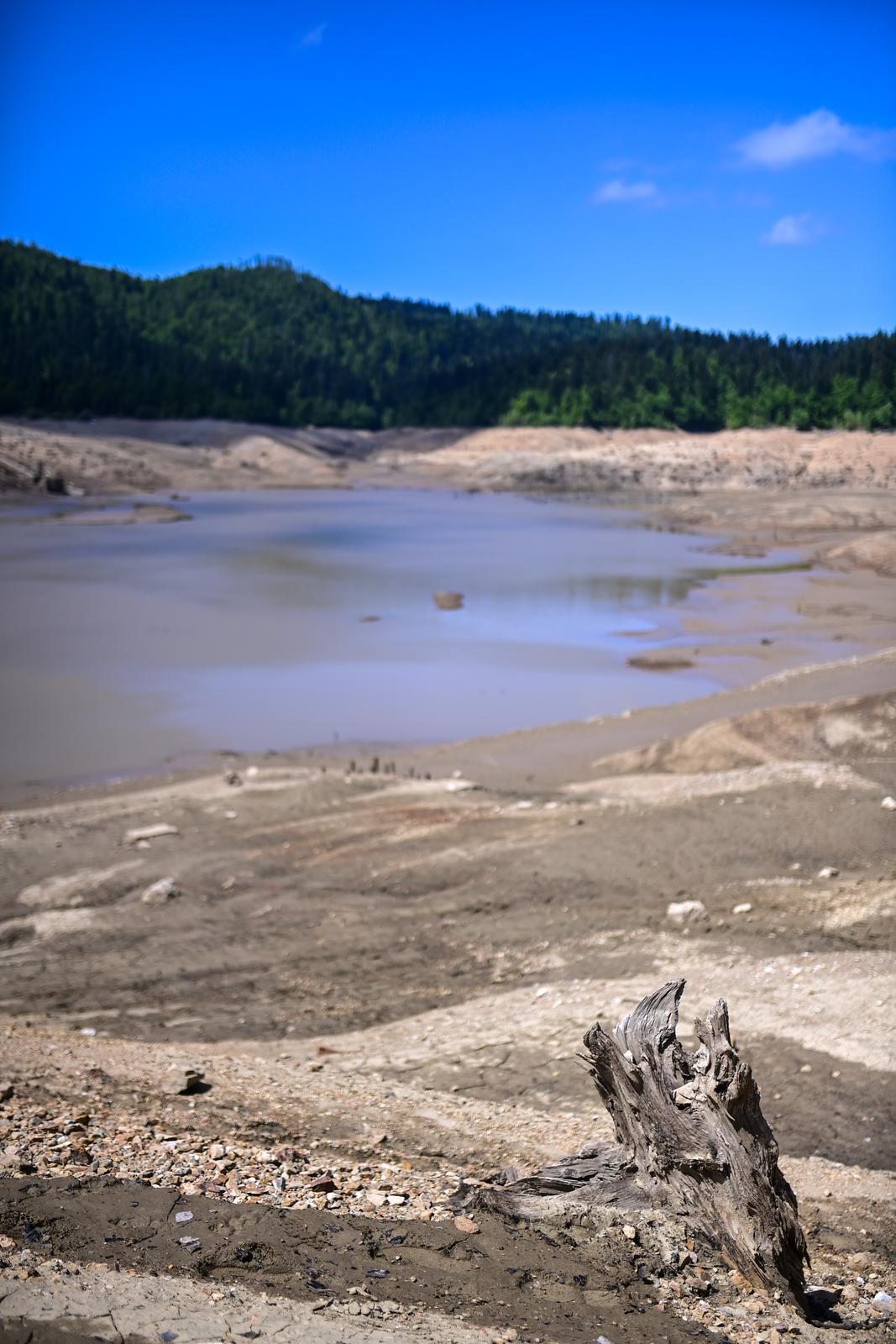 Nakon 22 godine isušeno Lokvarsko jezero, dno skriva ostatke potopljenog naselja Nakon 22 godine isušeno Lokvarsko jezero, dno skriva ostatke potopljenog naselja