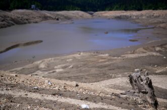 Nakon 22 godine isušeno Lokvarsko jezero, dno skriva ostatke potopljenog naselja Nakon 22 godine isušeno Lokvarsko jezero, dno skriva ostatke potopljenog naselja