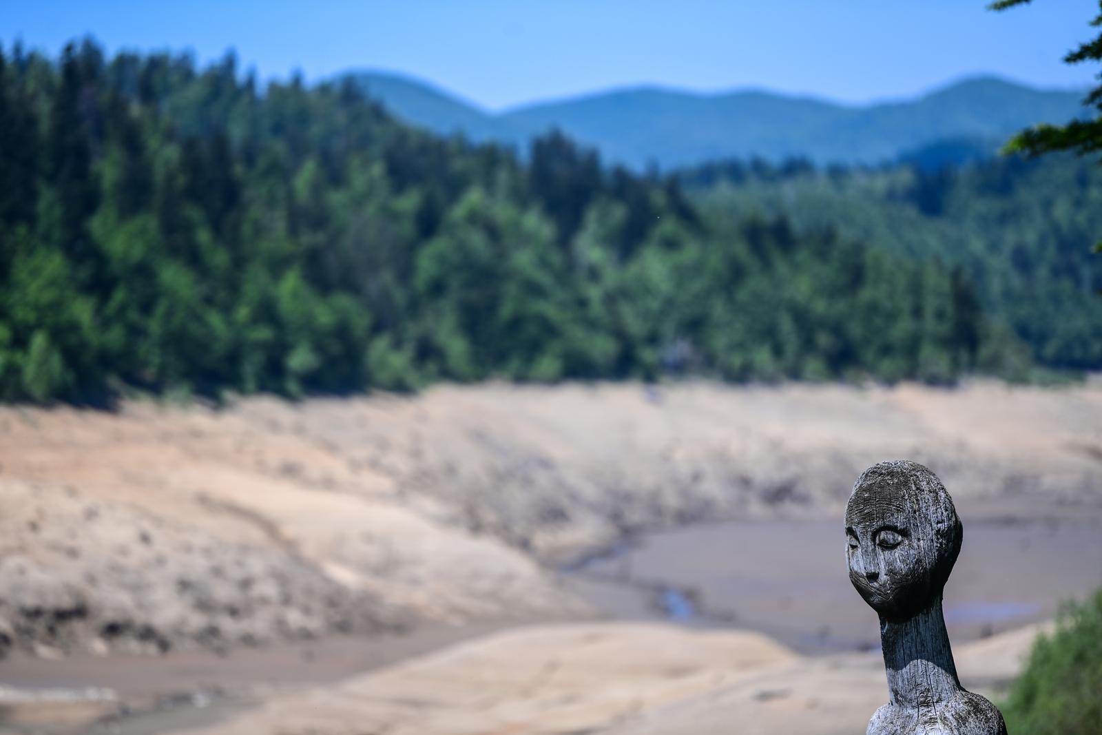 Nakon 22 godine isušeno Lokvarsko jezero, dno skriva ostatke potopljenog naselja Nakon 22 godine isušeno Lokvarsko jezero, dno skriva ostatke potopljenog naselja