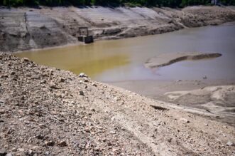 Nakon 22 godine isušeno Lokvarsko jezero, dno skriva ostatke potopljenog naselja Nakon 22 godine isušeno Lokvarsko jezero, dno skriva ostatke potopljenog naselja