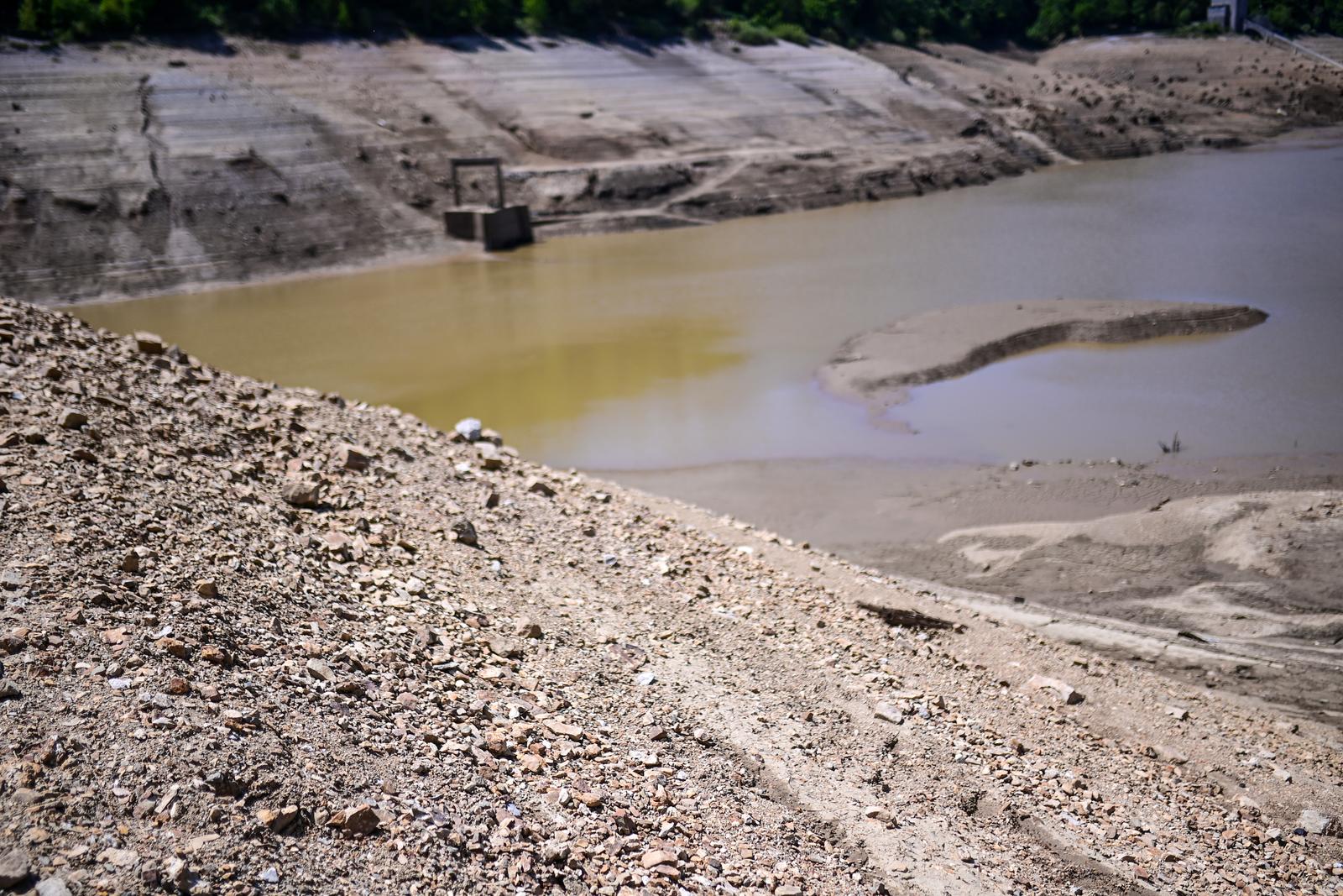 Nakon 22 godine isušeno Lokvarsko jezero, dno skriva ostatke potopljenog naselja Nakon 22 godine isušeno Lokvarsko jezero, dno skriva ostatke potopljenog naselja