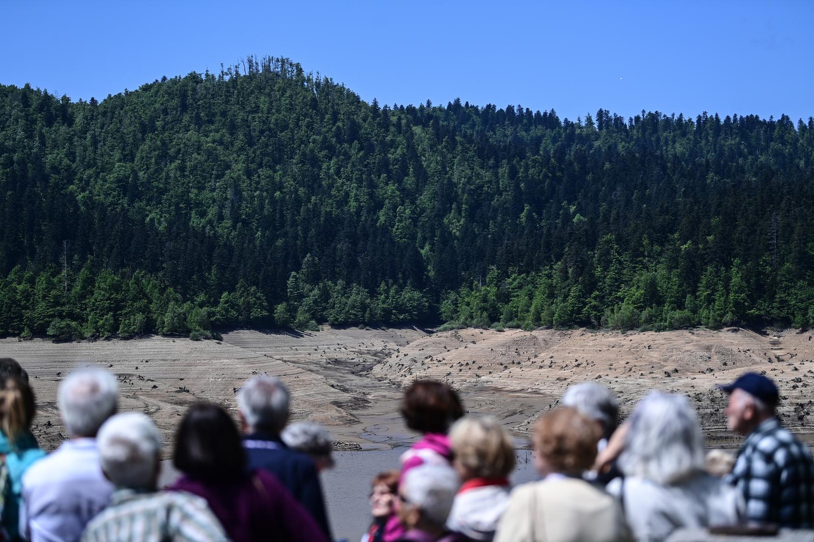 Nakon 22 godine isušeno Lokvarsko jezero, dno skriva ostatke potopljenog naselja Nakon 22 godine isušeno Lokvarsko jezero, dno skriva ostatke potopljenog naselja