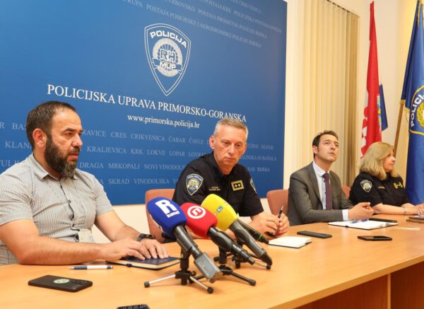 Policija otkrila detalje o bombašima, prijetnjama su iznuđivali vlasnike trgovačkih društava Policija otkrila detalje o bombašima, prijetnjama su iznuđivali vlasnike trgovačkih društava