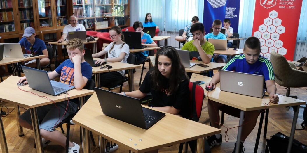 U Učeničkom domu Kutina održavaju se kampovi i natjecanja mladih informatičara u robotici U Učeničkom domu Kutina održavaju se kampovi i natjecanja mladih informatičara u robotici