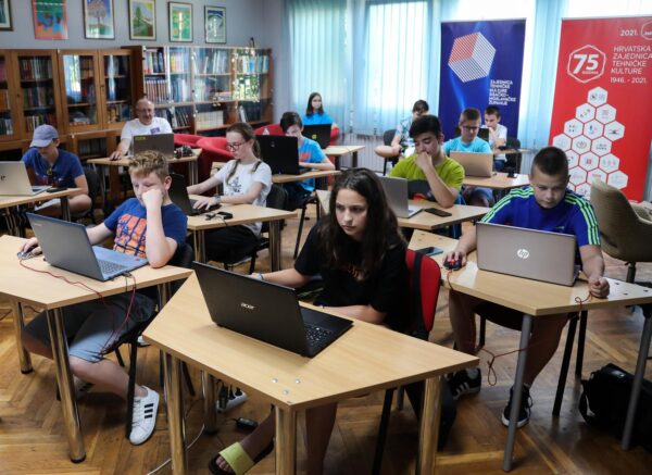 U Učeničkom domu Kutina održavaju se kampovi i natjecanja mladih informatičara u robotici