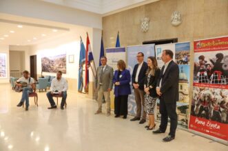 Predaja-donacije-s-Humanitarnog-karnevalskog-bala-Domu-za-odrasle-osobe-Turnić-1 Predaja-donacije-s-Humanitarnog-karnevalskog-bala-Domu-za-odrasle-osobe-Turnić-1
