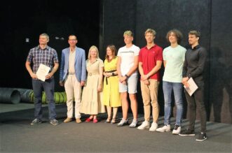 Dodjela-nagrada-učenicima-i-mentorima-za-postignuća-u-školskoj-2021.2022.-godini-19 Dodjela-nagrada-učenicima-i-mentorima-za-postignuća-u-školskoj-2021.2022.-godini-19