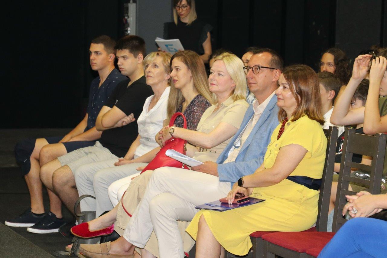 Dodjela-nagrada-učenicima-i-mentorima-za-postignuća-u-školskoj-2021.2022.-godini-2 Dodjela-nagrada-učenicima-i-mentorima-za-postignuća-u-školskoj-2021.2022.-godini-2