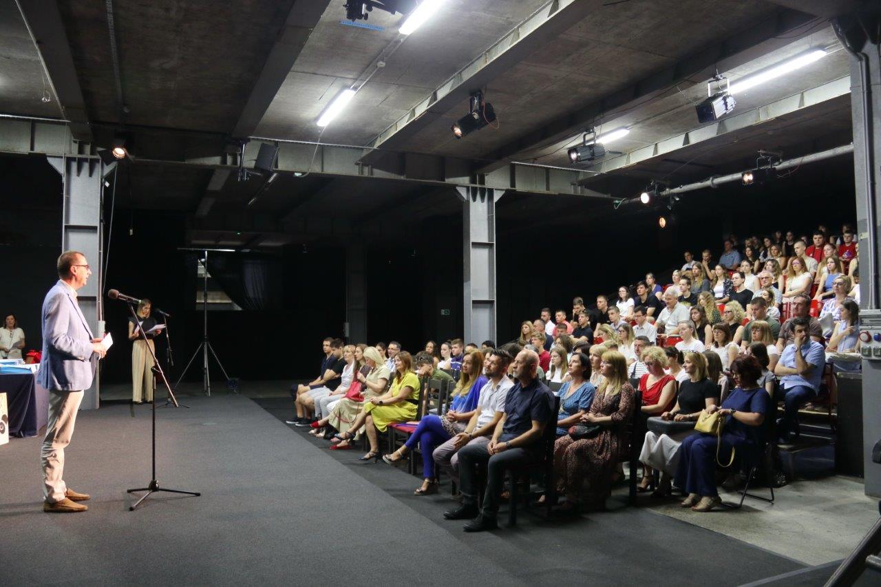 Dodjela-nagrada-učenicima-i-mentorima-za-postignuća-u-školskoj-2021.2022.-godini-5 Dodjela-nagrada-učenicima-i-mentorima-za-postignuća-u-školskoj-2021.2022.-godini-5