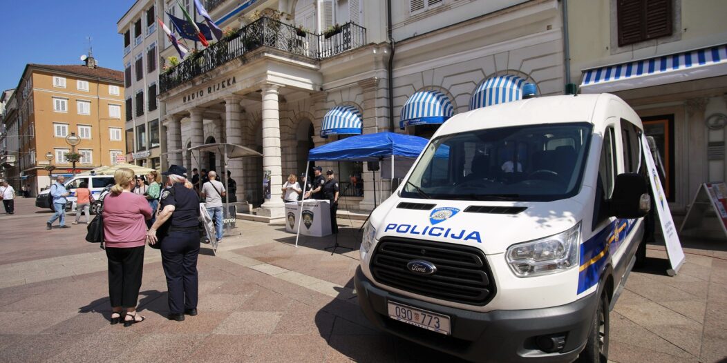 postani policajac policija korzo rijeka postani policajac policija korzo rijeka