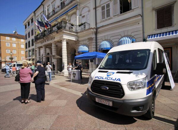 postani policajac policija korzo rijeka