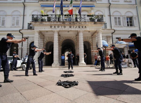 postani policajac policija korzo rijeka