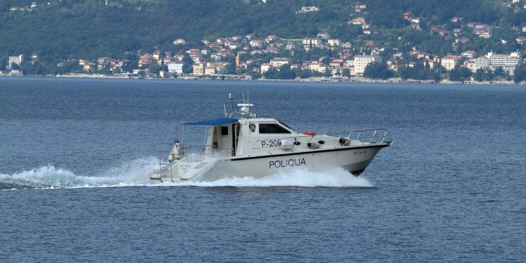 Rijeka: Gliser pomorske policije u ophodnji Kvarnerskim zaljevom Rijeka: Gliser pomorske policije u ophodnji Kvarnerskim zaljevom