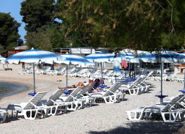 Vodice: Zbog prohladnog i kišnog vremena Plava plaža je poluprazna