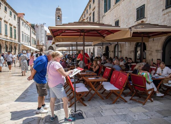 Dubrovnik: Turisti iskoristili sunčan dan za šetnju gradom ili sunčanje na plaži