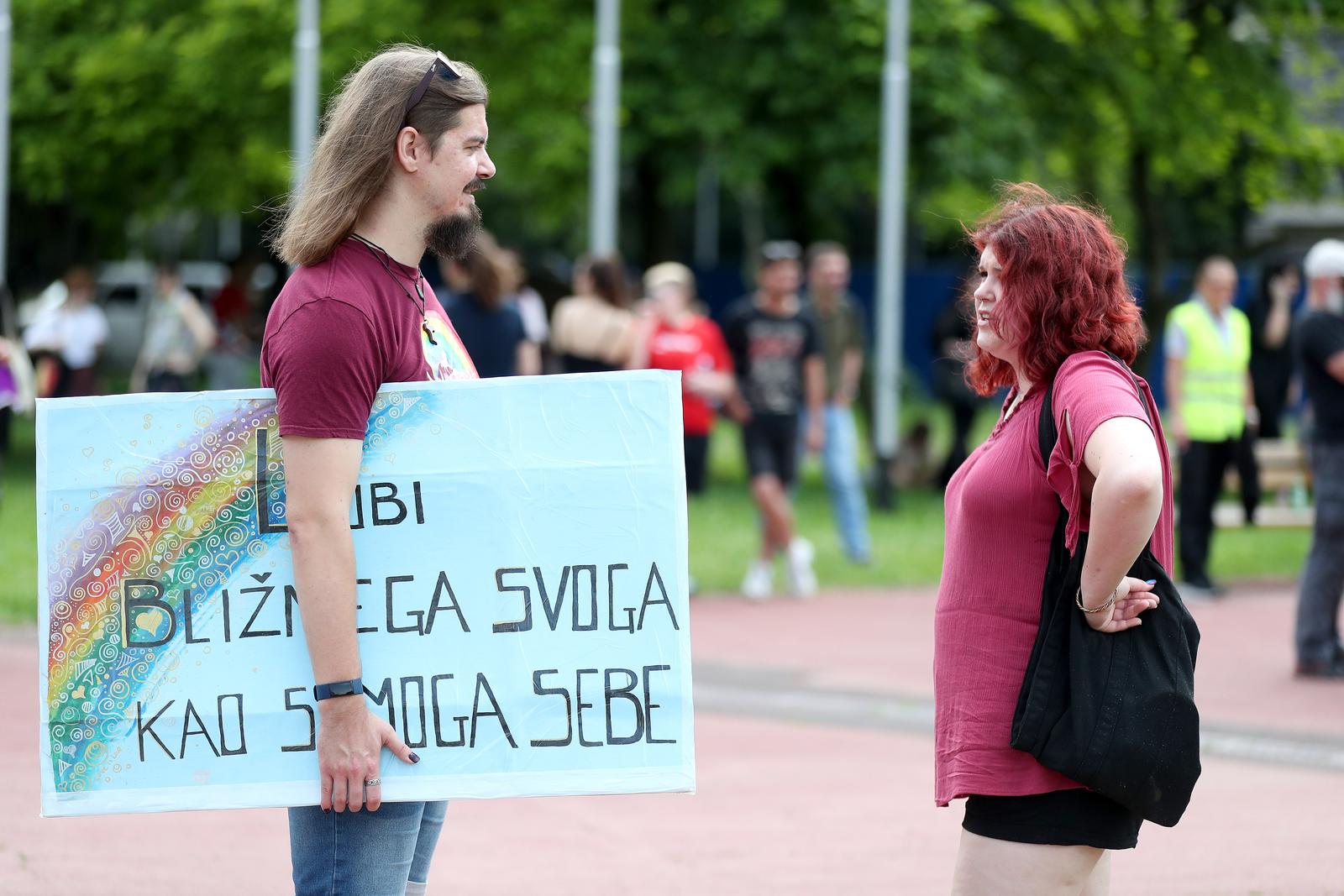 Zagreb: Okupljanje sudionika 22. Povorke ponosa na Rooseveltovom trgu Zagreb: Okupljanje sudionika 22. Povorke ponosa na Rooseveltovom trgu