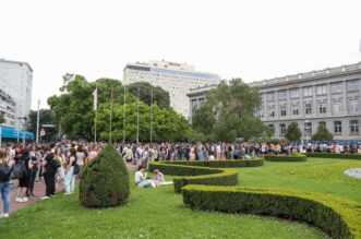 Zagreb: Okupljanje sudionika 22. Povorke ponosa na Rooseveltovom trgu Zagreb: Okupljanje sudionika 22. Povorke ponosa na Rooseveltovom trgu