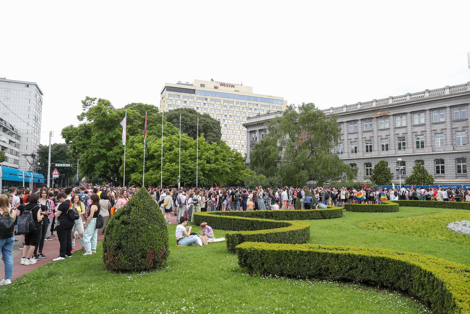 Zagreb: Okupljanje sudionika 22. Povorke ponosa na Rooseveltovom trgu Zagreb: Okupljanje sudionika 22. Povorke ponosa na Rooseveltovom trgu