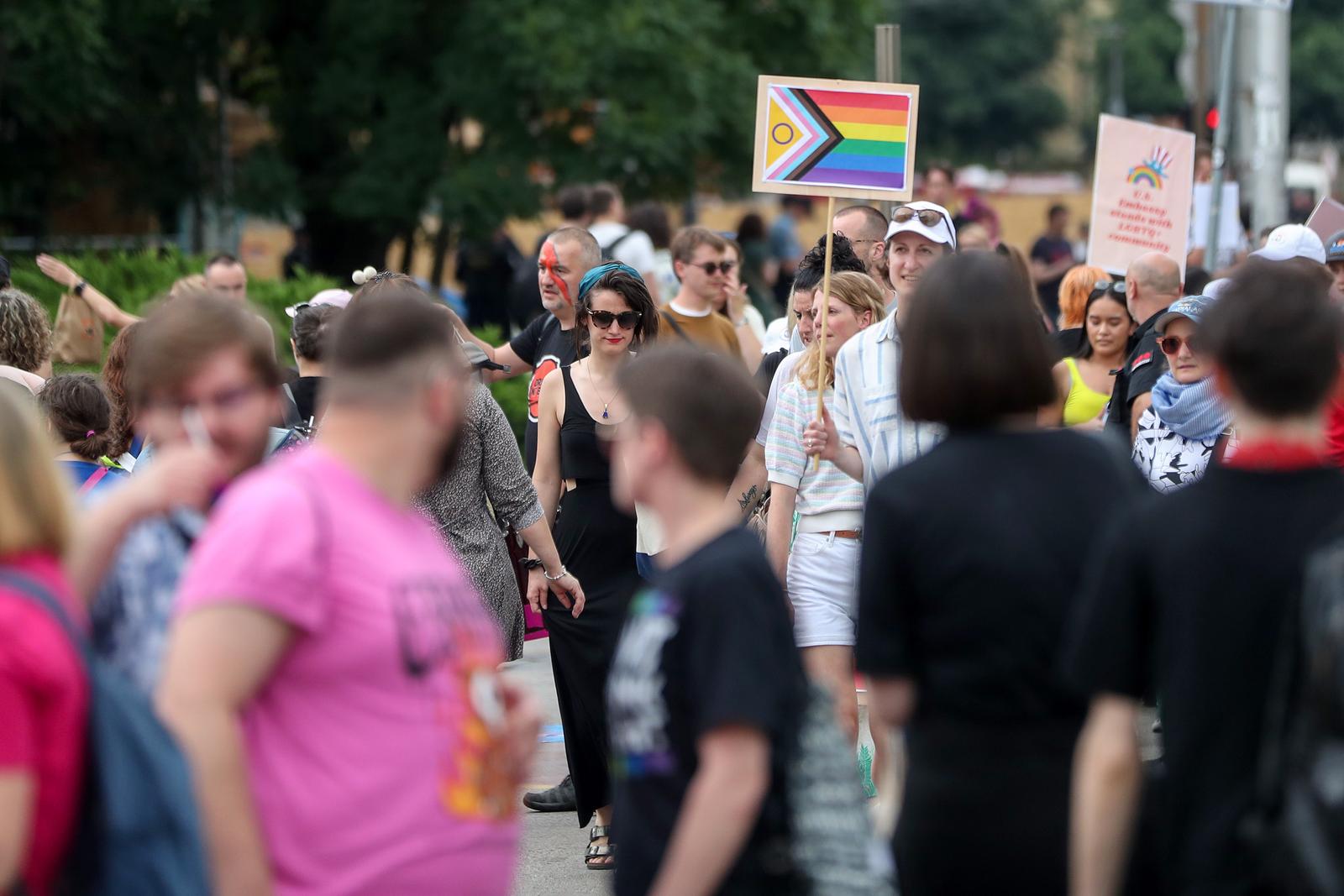 Zagreb: Okupljanje sudionika 22. Povorke ponosa na Rooseveltovom trgu Zagreb: Okupljanje sudionika 22. Povorke ponosa na Rooseveltovom trgu