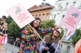 Zagreb: Okupljanje sudionika 22. Povorke ponosa na Rooseveltovom trgu Zagreb: Okupljanje sudionika 22. Povorke ponosa na Rooseveltovom trgu