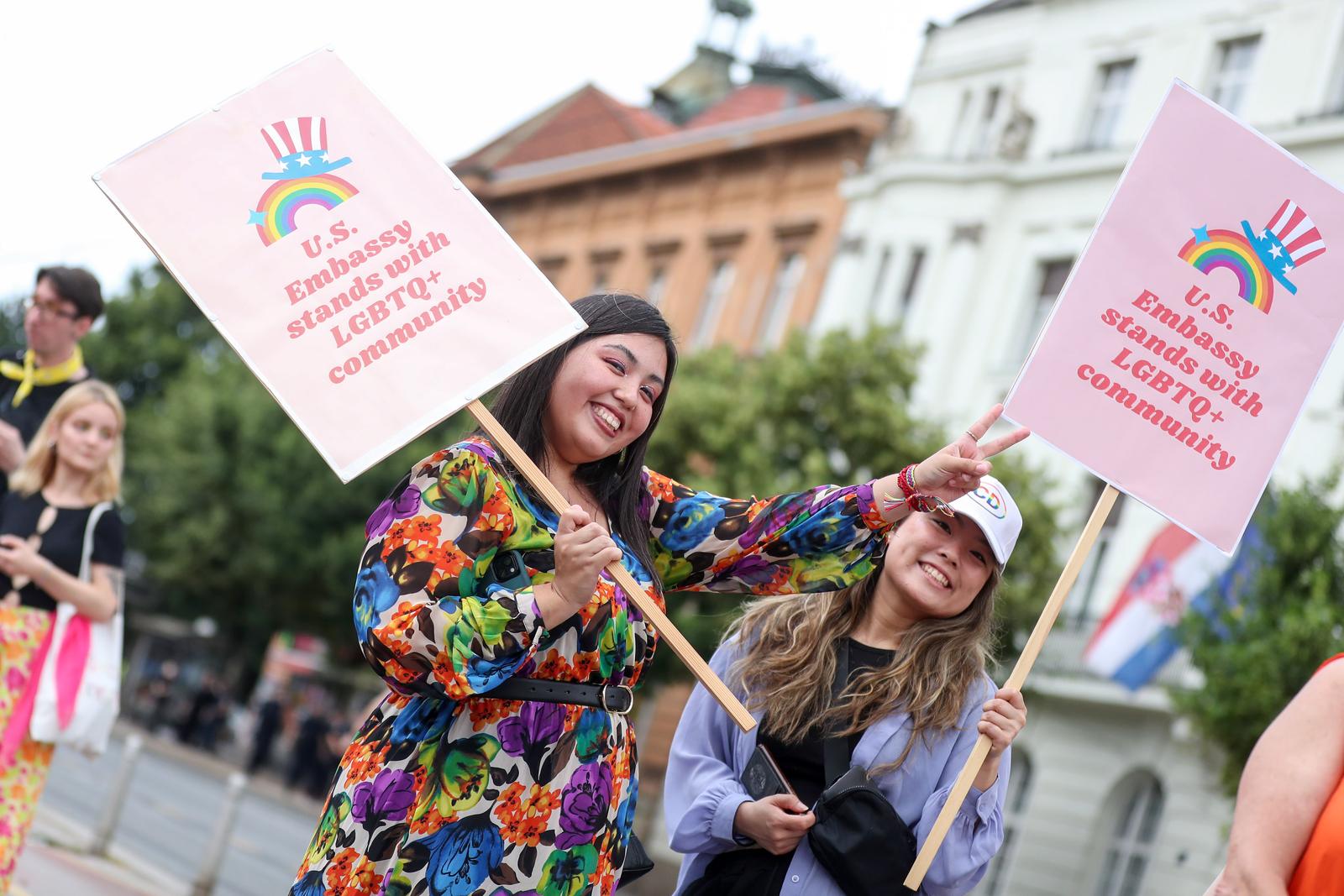 Zagreb: Okupljanje sudionika 22. Povorke ponosa na Rooseveltovom trgu Zagreb: Okupljanje sudionika 22. Povorke ponosa na Rooseveltovom trgu