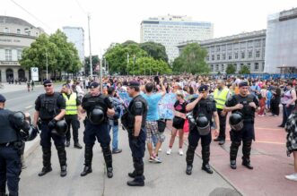 Zagreb: Okupljanje sudionika 22. Povorke ponosa na Rooseveltovom trgu Zagreb: Okupljanje sudionika 22. Povorke ponosa na Rooseveltovom trgu