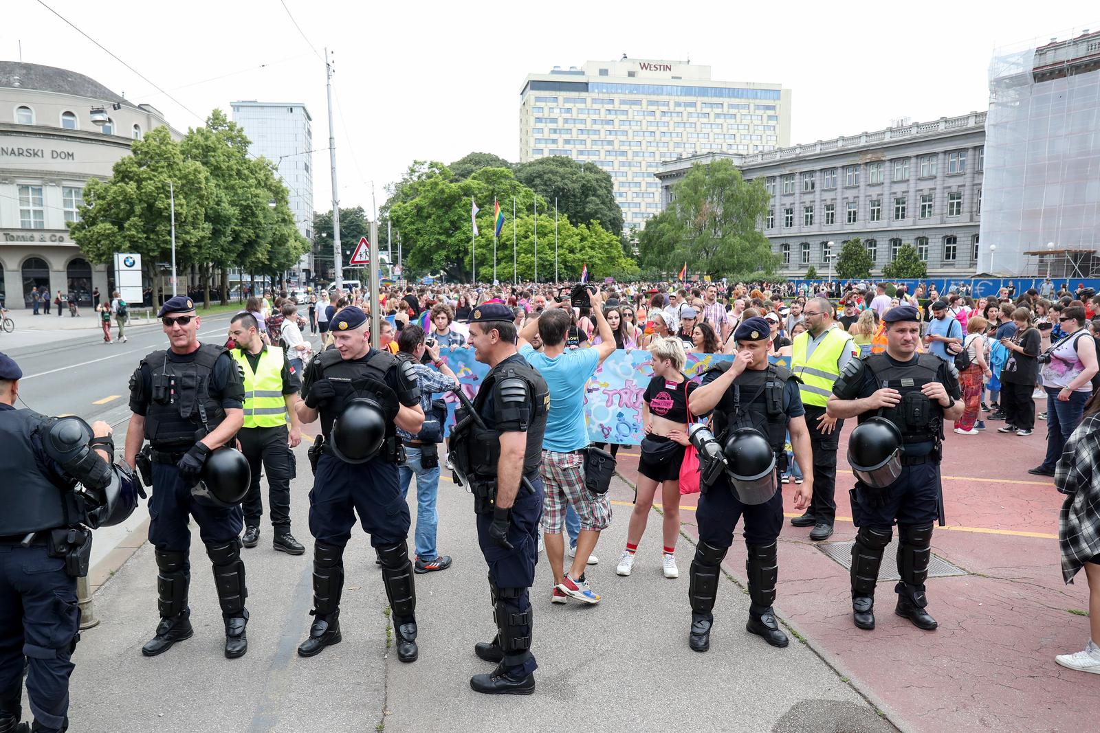 Zagreb: Okupljanje sudionika 22. Povorke ponosa na Rooseveltovom trgu Zagreb: Okupljanje sudionika 22. Povorke ponosa na Rooseveltovom trgu