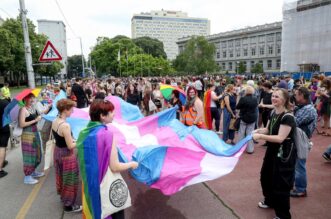 Zagreb: Okupljanje sudionika 22. Povorke ponosa na Rooseveltovom trgu Zagreb: Okupljanje sudionika 22. Povorke ponosa na Rooseveltovom trgu