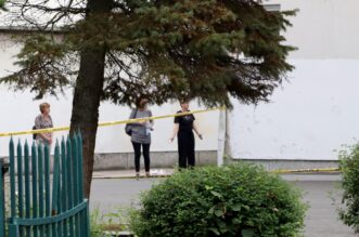BiH: Učenik upucao nastavnika u školi kod Tuzle, uhićen je BiH: Učenik upucao nastavnika u školi kod Tuzle, uhićen je