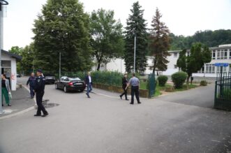 BiH: Učenik upucao nastavnika u školi kod Tuzle, uhićen je BiH: Učenik upucao nastavnika u školi kod Tuzle, uhićen je