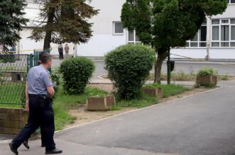 BiH: Učenik upucao nastavnika u školi kod Tuzle, uhićen je BiH: Učenik upucao nastavnika u školi kod Tuzle, uhićen je