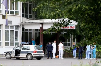 BiH: Učenik upucao nastavnika u školi kod Tuzle, uhićen je BiH: Učenik upucao nastavnika u školi kod Tuzle, uhićen je