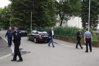 BiH: Učenik upucao nastavnika u školi kod Tuzle, uhićen je BiH: Učenik upucao nastavnika u školi kod Tuzle, uhićen je