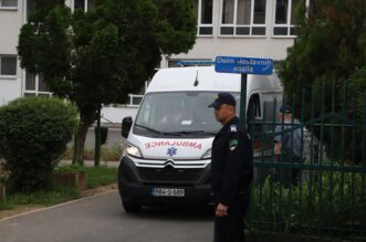 BiH: Učenik upucao nastavnika u školi kod Tuzle, uhićen je BiH: Učenik upucao nastavnika u školi kod Tuzle, uhićen je