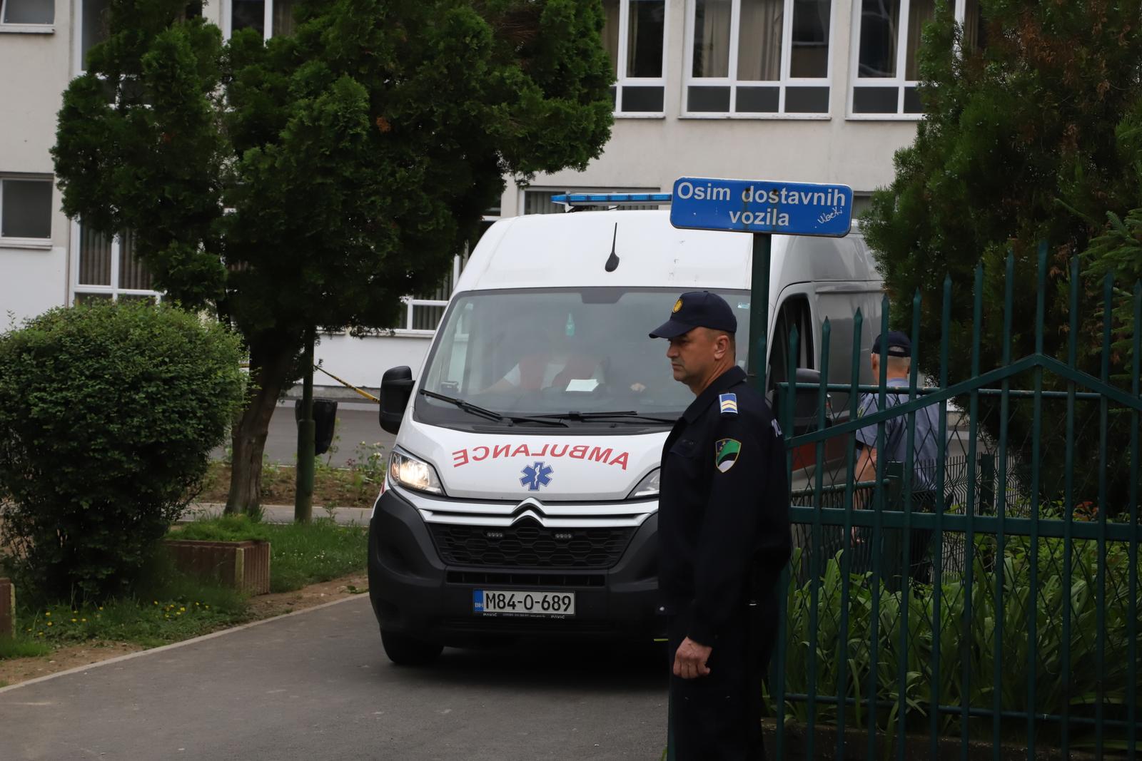 BiH: Učenik upucao nastavnika u školi kod Tuzle, uhićen je BiH: Učenik upucao nastavnika u školi kod Tuzle, uhićen je