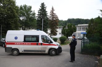 BiH: Učenik upucao nastavnika u školi kod Tuzle, uhićen je BiH: Učenik upucao nastavnika u školi kod Tuzle, uhićen je
