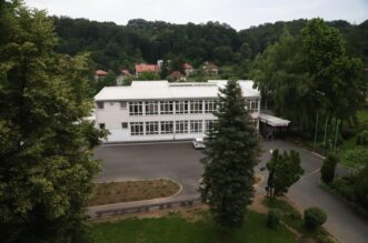 BiH: Učenik upucao nastavnika u školi kod Tuzle, uhićen je BiH: Učenik upucao nastavnika u školi kod Tuzle, uhićen je