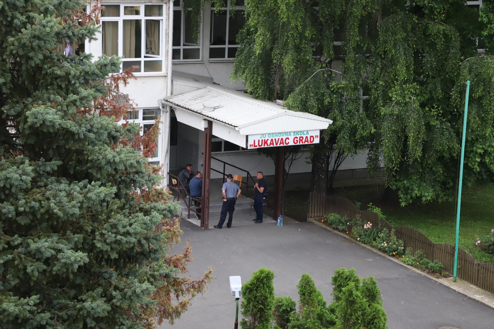 BiH: Učenik u OŠ Lukavac pucao na nastavnika BiH: Učenik u OŠ Lukavac pucao na nastavnika