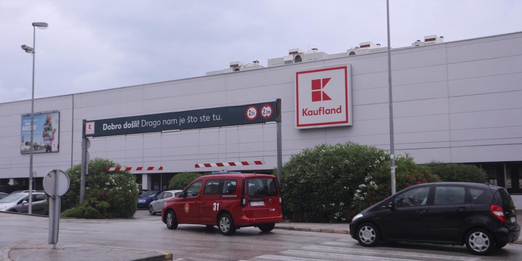 Split: Žena poginula u hidrauličnoj preši za papir kod trgovačkog centra Kaufland Split: Žena poginula u hidrauličnoj preši za papir kod trgovačkog centra Kaufland