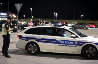 Užas u Buzinu, automobilom naletio na skupinu ljudi na parkiralištu trgovačkog centra Užas u Buzinu, automobilom naletio na skupinu ljudi na parkiralištu trgovačkog centra