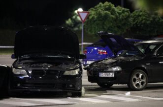 Užas u Buzinu, automobilom naletio na skupinu ljudi na parkiralištu trgovačkog centra Užas u Buzinu, automobilom naletio na skupinu ljudi na parkiralištu trgovačkog centra