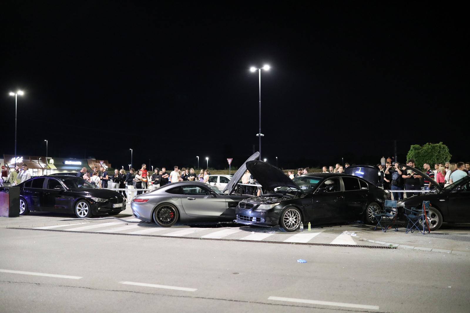 Užas u Buzinu, automobilom naletio na skupinu ljudi na parkiralištu trgovačkog centra Užas u Buzinu, automobilom naletio na skupinu ljudi na parkiralištu trgovačkog centra
