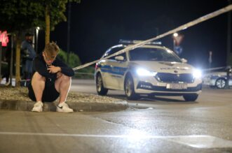 Užas u Buzinu, automobilom naletio na skupinu ljudi na parkiralištu trgovačkog centra Užas u Buzinu, automobilom naletio na skupinu ljudi na parkiralištu trgovačkog centra