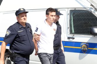 Zagreb: Vozač koji je pokosio pješake u Buzinu doveden na ispitivanje u Općinsko državno odvjetništvo u Novom Zagrebu Zagreb: Vozač koji je pokosio pješake u Buzinu doveden na ispitivanje u Općinsko državno odvjetništvo u Novom Zagrebu