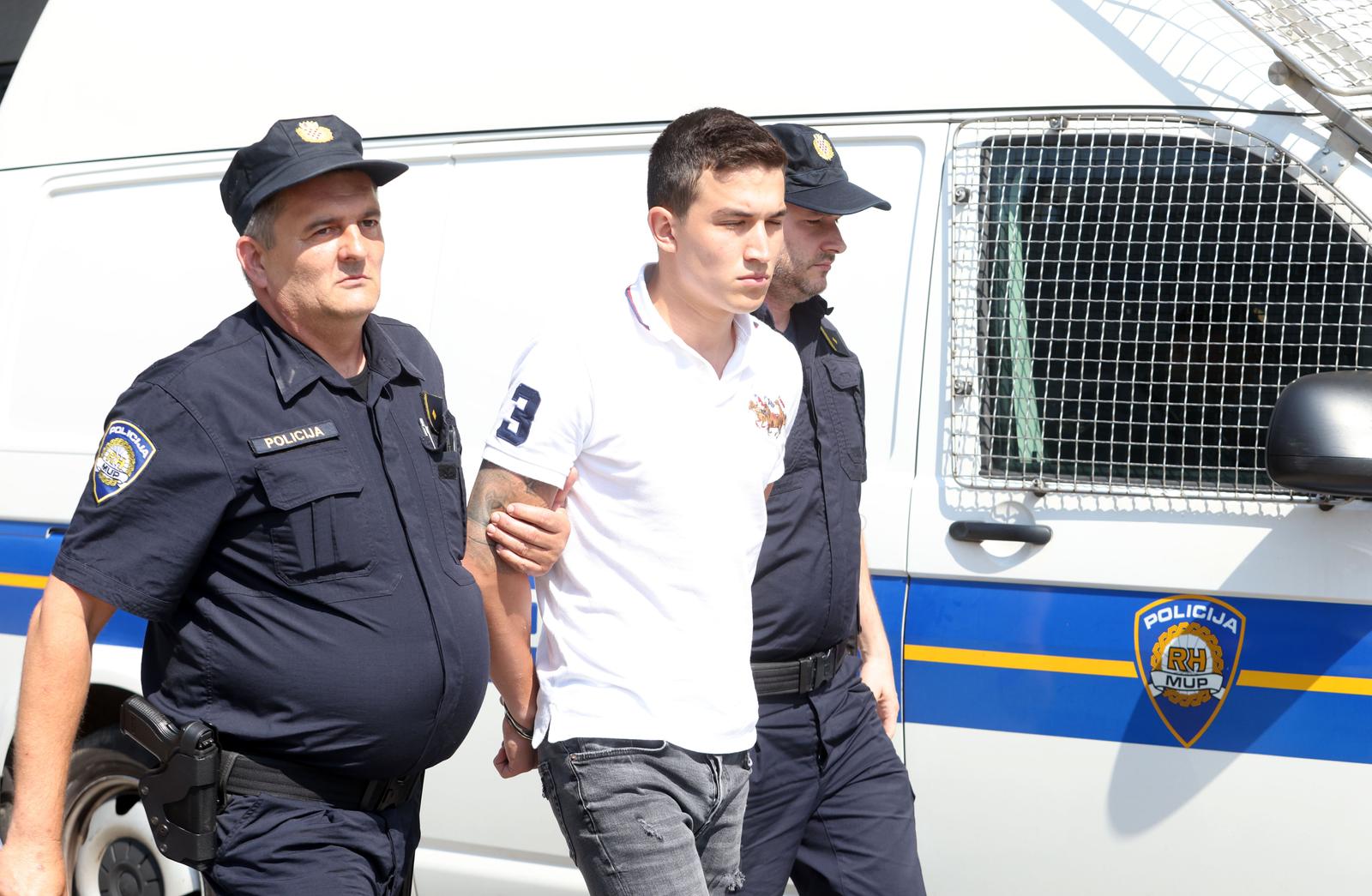 Zagreb: Vozač koji je pokosio pješake u Buzinu doveden na ispitivanje u Općinsko državno odvjetništvo u Novom Zagrebu Zagreb: Vozač koji je pokosio pješake u Buzinu doveden na ispitivanje u Općinsko državno odvjetništvo u Novom Zagrebu
