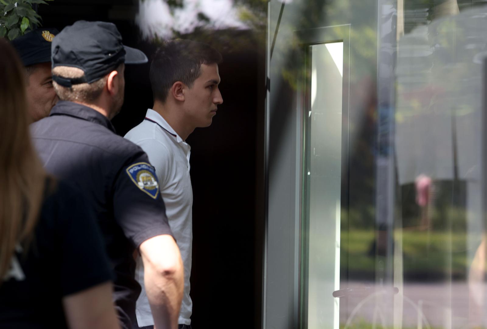 Zagreb: Vozač koji je pokosio pješake u Buzinu doveden na ispitivanje u Općinsko državno odvjetništvo u Novom Zagrebu Zagreb: Vozač koji je pokosio pješake u Buzinu doveden na ispitivanje u Općinsko državno odvjetništvo u Novom Zagrebu